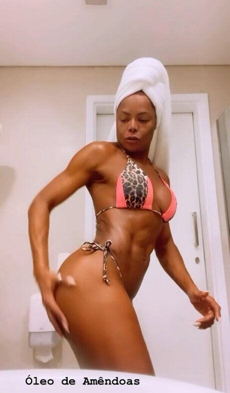 Adriana Bombom modèle hd des photos