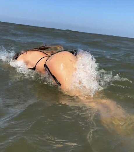 Wieke modèle chaud photo