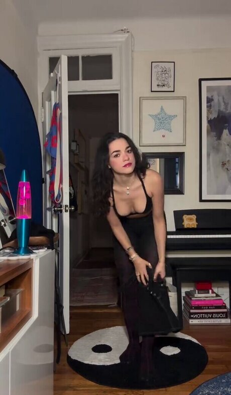 AllyAnnaMaria actrice libre des photos