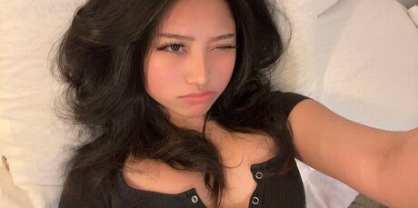 Violetngyn modèle parfait image