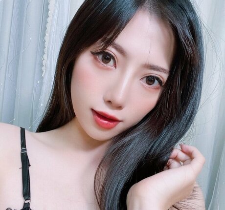 Momo Rose star du porno adulte archive