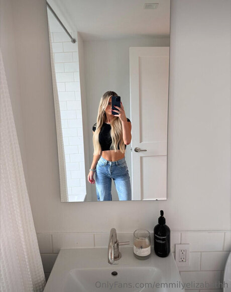 Emily Elizab3th modèle porno galeries