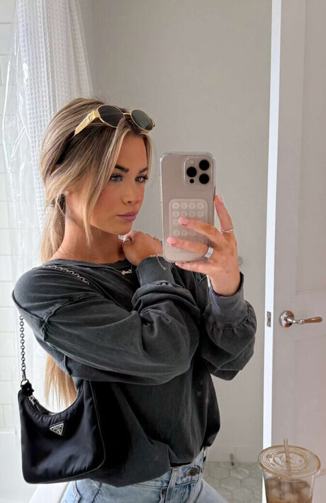 Emily Elizab3th star du porno gratuit galerie