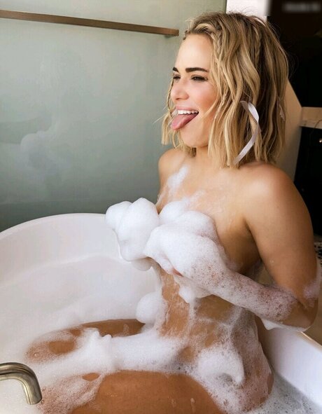 CJ Perry aka Lana star du porno sexy photos