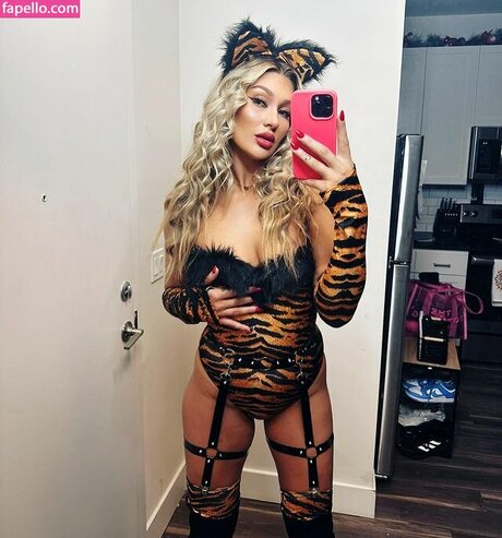 Izzi Dame belle actrice photo