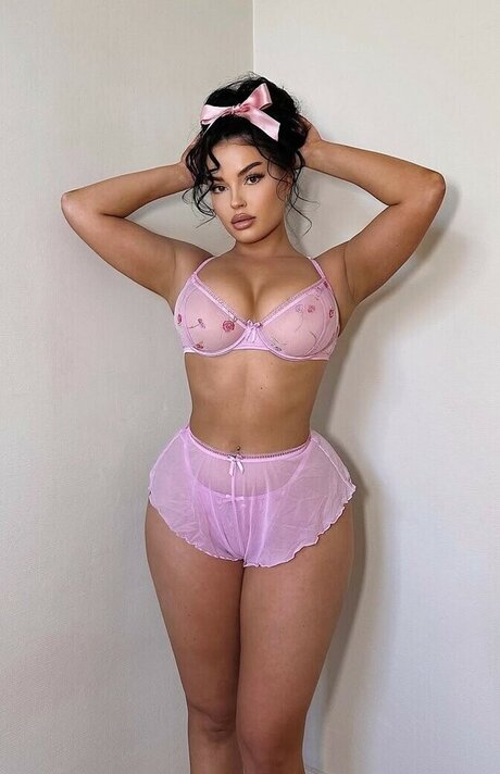 Emilia Emjeni actrice chaude galeries