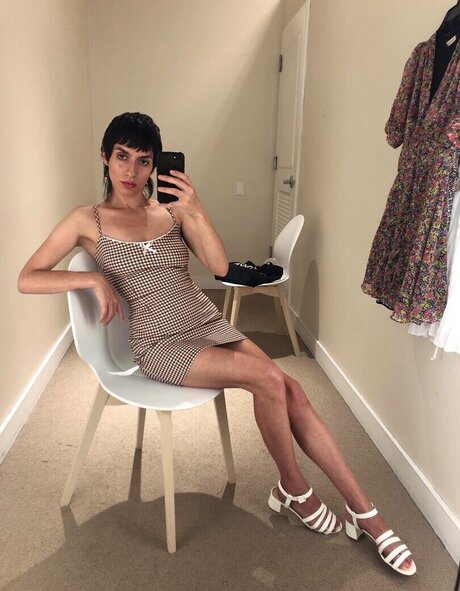 Anna Khachiyan étoile érotique galerie