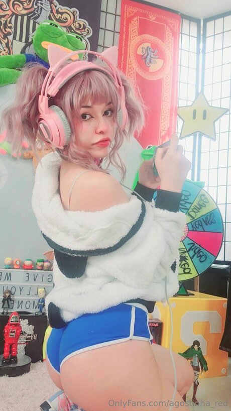 Agostinha Red actrice érotique photo