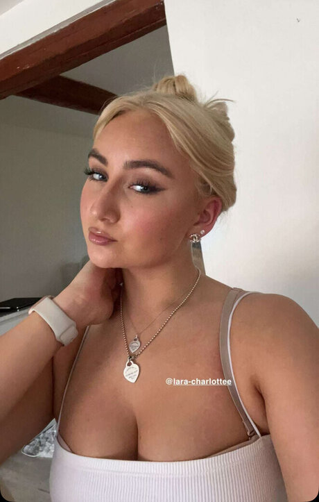 Lara Charlottee étoile nue image