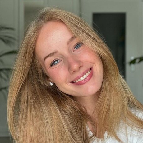 Nadine von relaxASMR mannequin photo