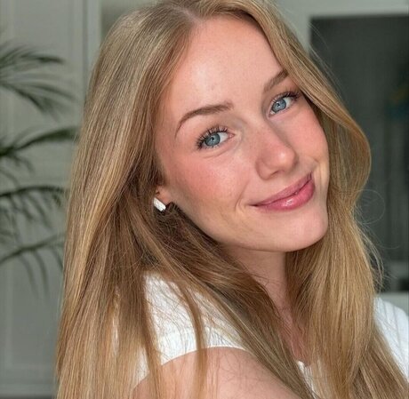 Nadine von relaxASMR actrice libre des photos