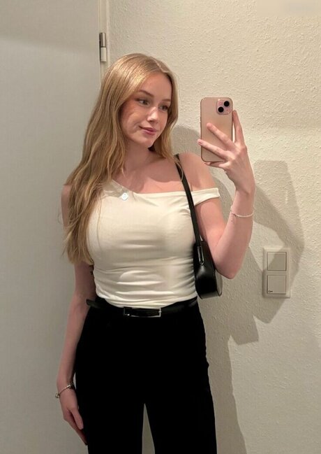 Nadine von relaxASMR modèle porno image