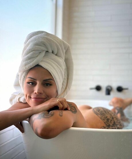 Breezy Foxx star du porno hd images