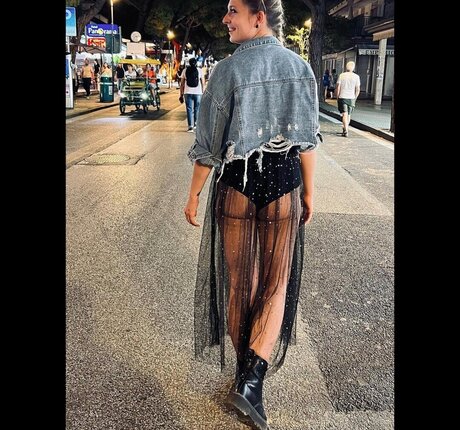 hi iam sara actrice artistique galerie