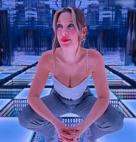 Julia Nageler modèle gratuit photos