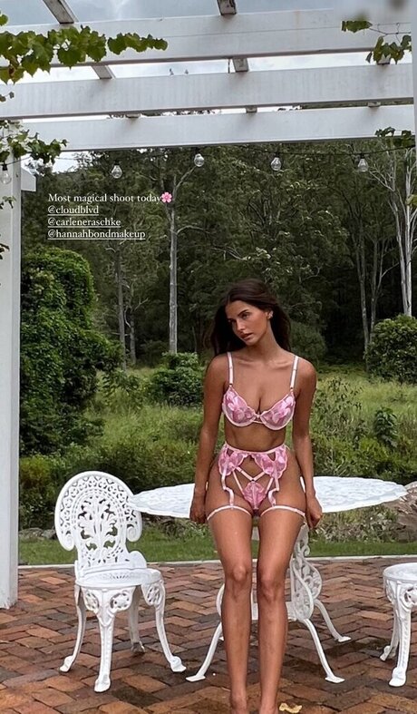 Stephanie Mandich star du porno gratuit photo