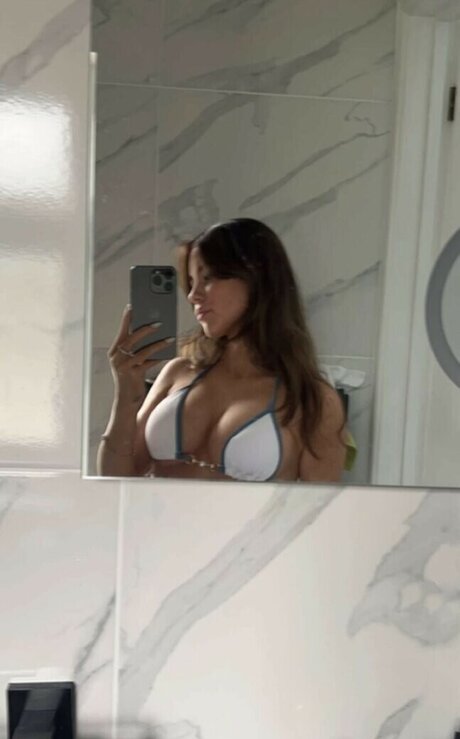 Clarissa Bea jolie star du porno img