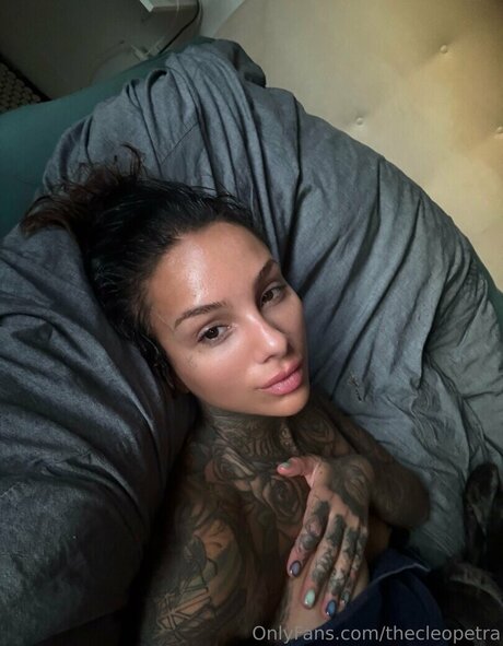 Cleo Petra modèle nu des photos