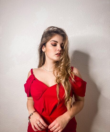 milf blonde aux courbes onlyfans chaud photos