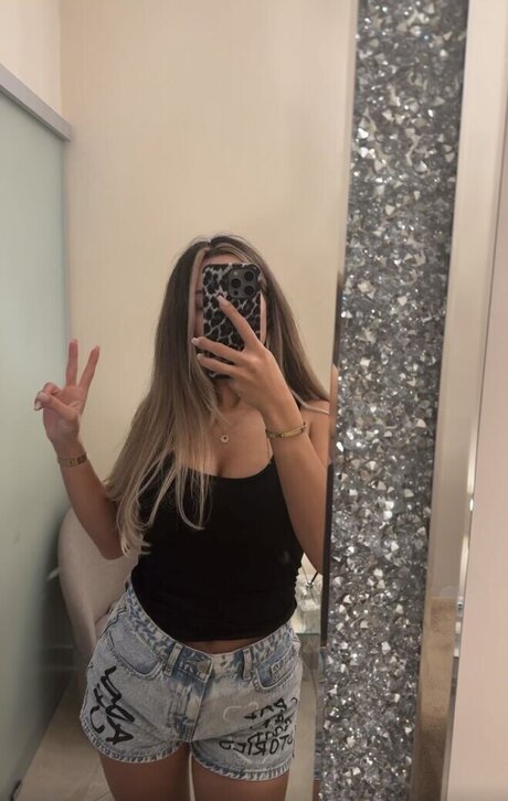 Almira Azemi modèle nu archive