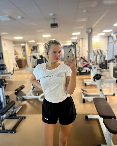 Bella Celine star du porno nue des photos