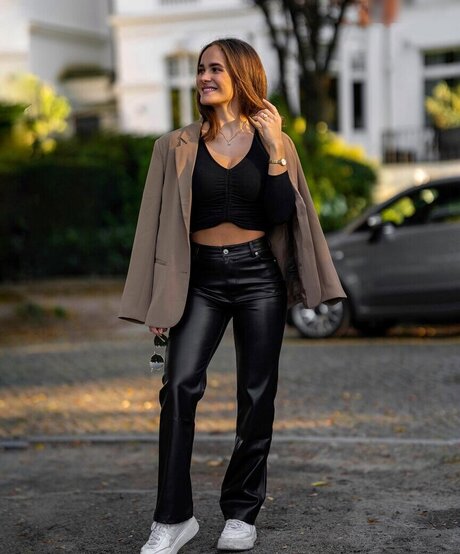 lara emilia étoile nue photo