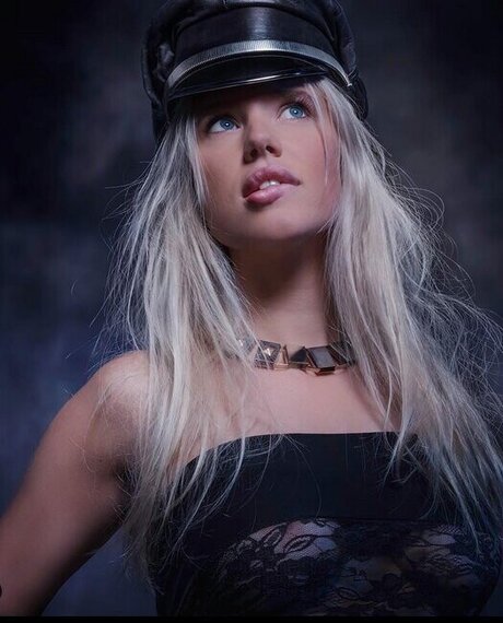 hollaura actrice photos