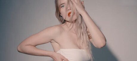 hollaura modèle de sexe photo