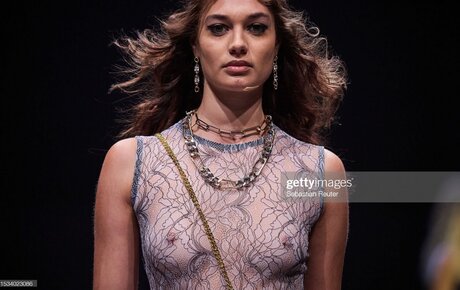 Sarah Posch modèle chaud galerie