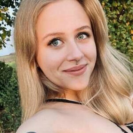 Luna Zuhause star pornographique img