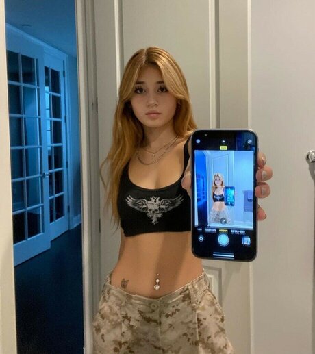 Emilykr0pp star du porno en haute qualité photos