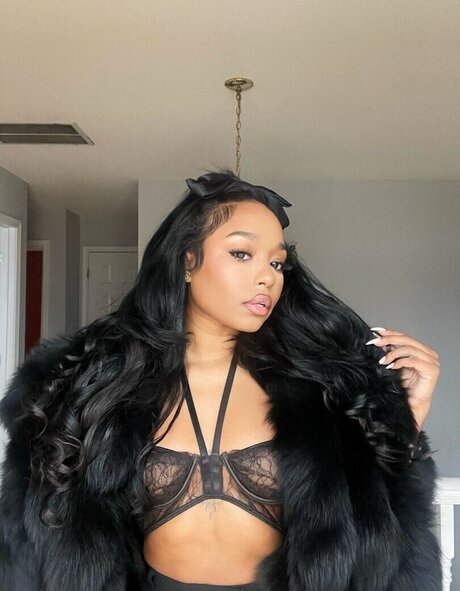 Trapezoidmouth modèle joli photo