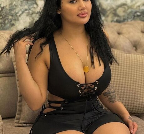 Melek Azad étoile gratuite galerie