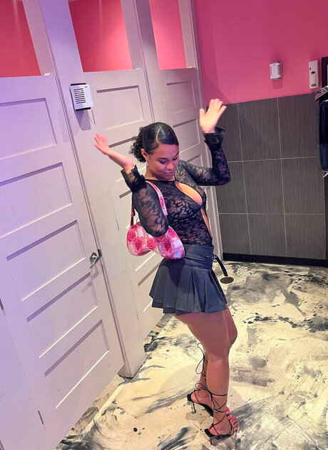 Satou Sabally star du porno en haute qualité photos