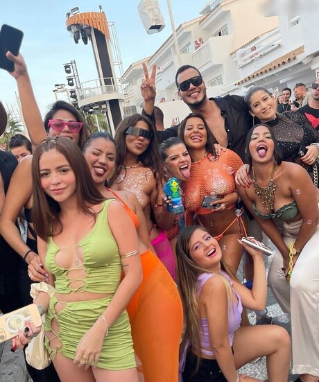 Nilufarsra modèle hd des photos