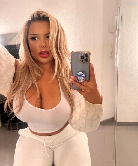 Nilufarsra jolie étoile photo