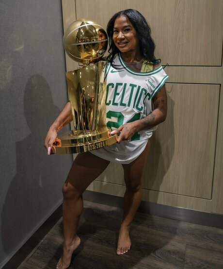 Jordan Chiles jolie étoile images