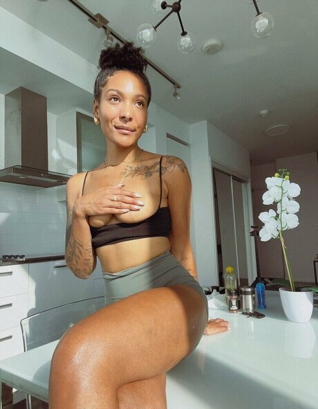 Leo London star du porno de haute qualité image