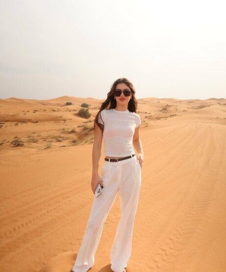 Sinem Melek Co kun modèle érotique photo