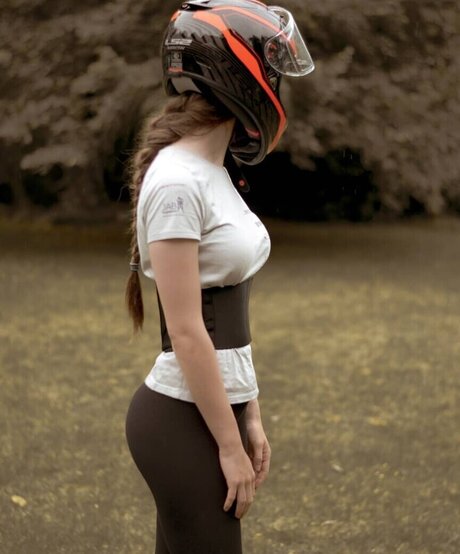 milf blonde aux courbes onlyfans beau nu photo