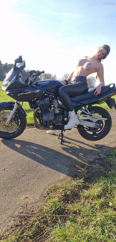 tatouages ​​blonds onlyfans belle érotique photos