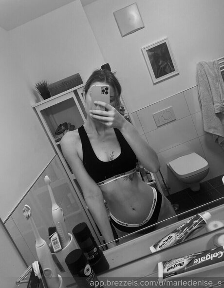 Marie Denise Schwarz star du porno érotique galerie