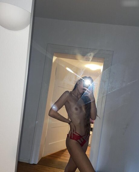 Vroni Sbrizzai haut modèle photos