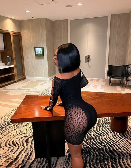 AlmondXMilk modèle sympa photo