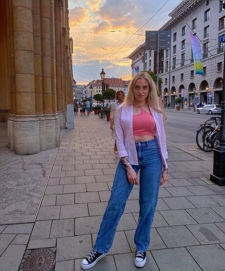 ayyetay actrice artistique galeries