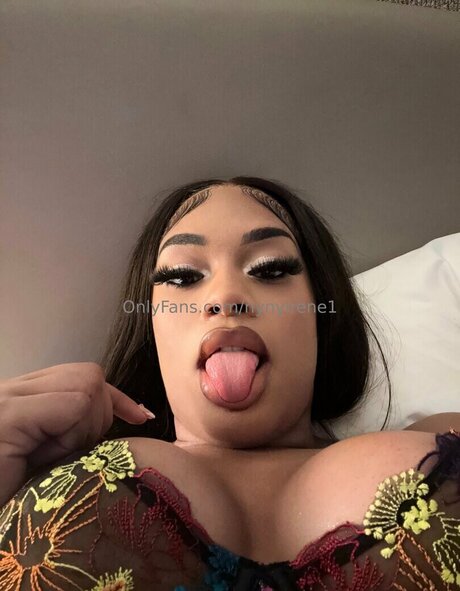 NyNyirene modèle exclusif image