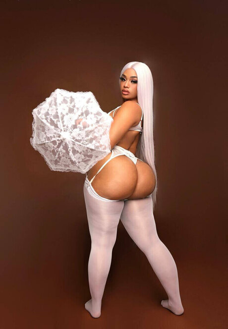 NyNyirene star du porno hd photo