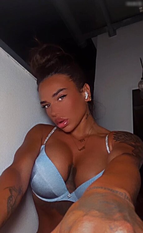 ébène sexy onlyfans haut nu image