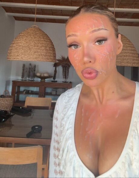 Facialize Me actrice nue des photos