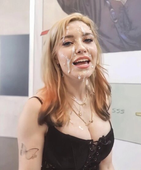 Facialize Me actrice porno collection